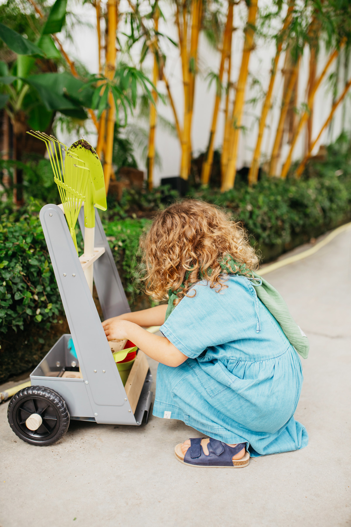 11663_legler_small_foot_gartentrolley_set_bloggerbild_3